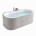 Freistehende Badewanne aus Sanitäracryl, 170 × 80 × 58 cm, Weiß-Grau in Betonoptik, mit schwarzer Wannenrandarmatur